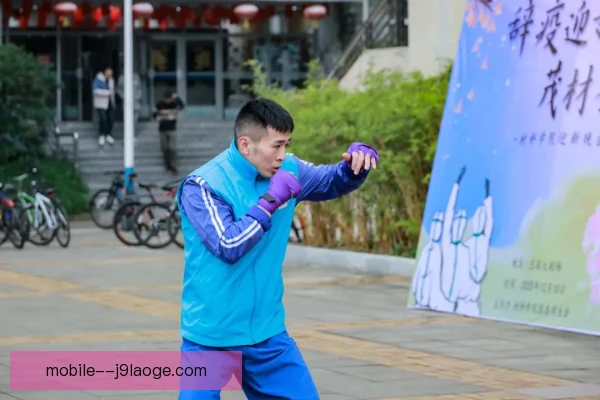 世界拳王争霸赛重视影子练习，步伐节奏更加灵活